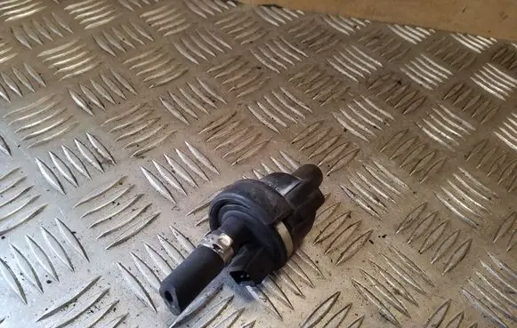 Volkswagen PASSAT B5 Breather valve 058133517A