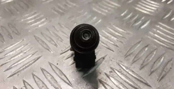 Volkswagen Golf IV Fuel injector 037906031AA