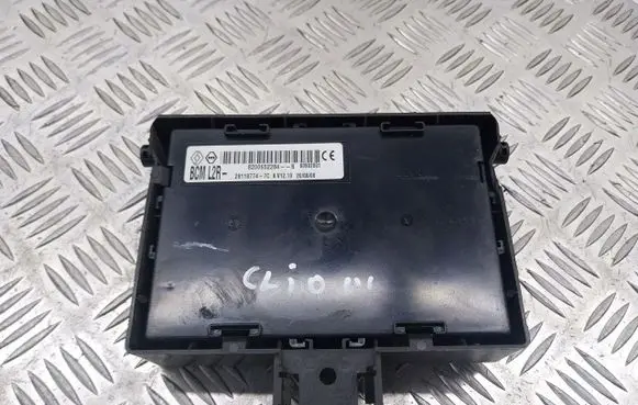 Renault Clio III Relay mounting block 8200652284-B