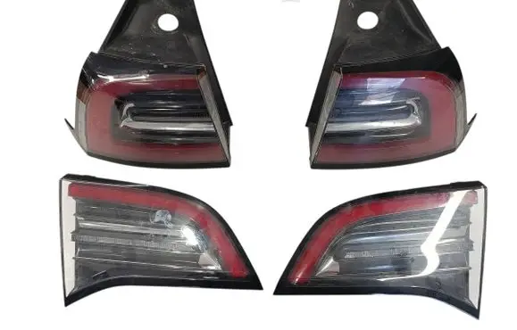Tailgate rear/tail lights