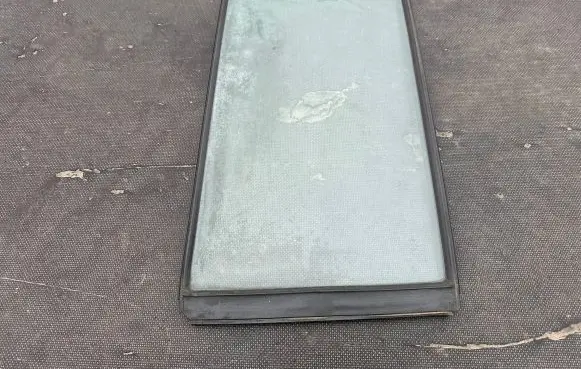 Mitsubishi Pajero Rear vent window glass MR436985 MR436989
