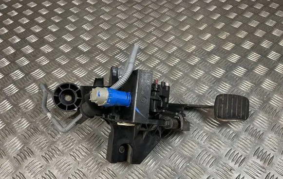Renault Trafic III (X82) Clutch pedal 465039413R 81007514A