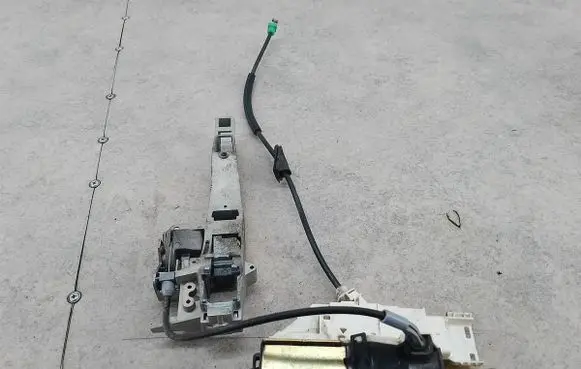Citroen C4 I Front door lock 9681331480