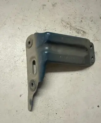 Fender mounting bracket