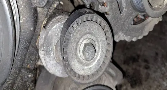 Volkswagen Jetta V Generator/alternator belt tensioner 