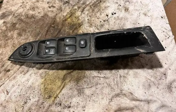 Hyundai Getz Electric window control switch 935701C110