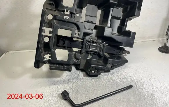 Toyota Prius (XW30) Tool box 6477747090