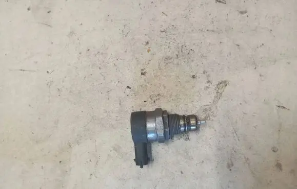 Volvo S80 Fuel pressure regulator 30777576
