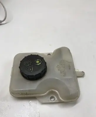 Mazda 5 Brake fluid reservoir 