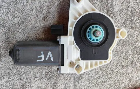Volkswagen PASSAT B8 Front door window regulator motor 5Q4959801B