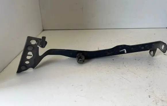 Audi A4 S4 B8 8K Fender mounting bracket 8K0821135