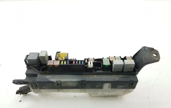 Toyota Corolla Verso AR10 Fuse module 9008087019