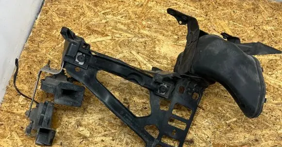 BMW 5 E60 E61 Headlight/headlamp mounting bracket 7163484 11267310 AM045M604
