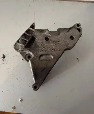 Volkswagen PASSAT B6 Engine mounting bracket 03G199207F A1819C130 200K1S8