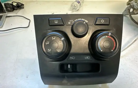 Isuzu D-Max Climate control unit 8981201404