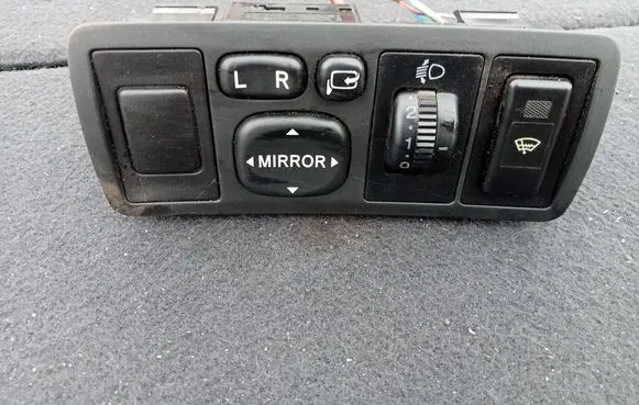Toyota Avensis T250 Wing mirror switch 0000