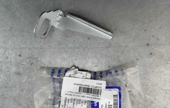 Volvo V60 Front bumper mounting bracket 31349723