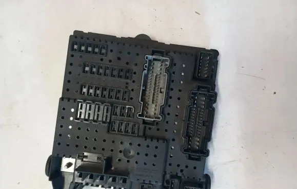 Volvo XC90 Fuse module 30728512 05W335 28017881