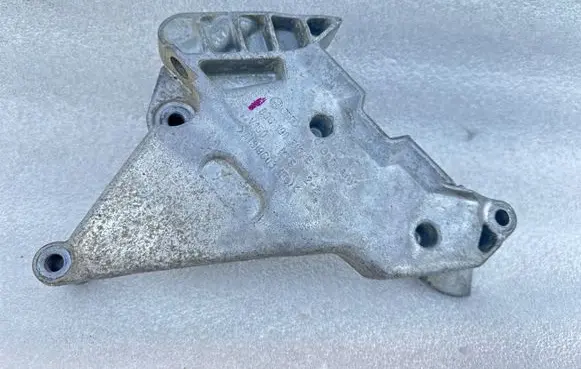 Volkswagen PASSAT B6 Engine mounting bracket 03G199207E