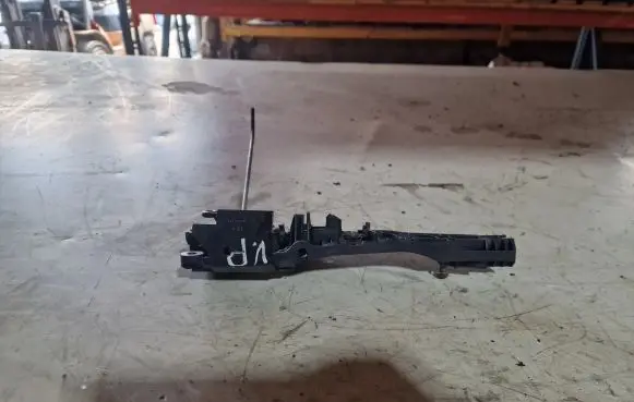 Opel Insignia A Front door exterior handle/bracket 