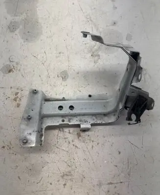 Audi Q7 4M Fender mounting bracket 4M0821131C