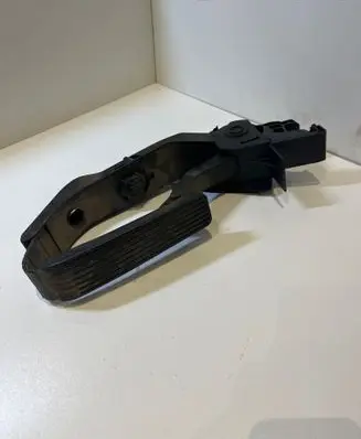 Mercedes-Benz E W211 Accelerator throttle pedal A2113000404