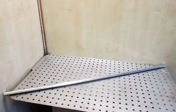 Volkswagen Touareg I Front door glass trim molding