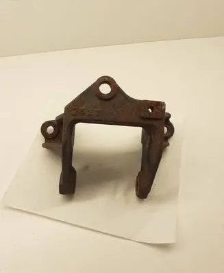Honda FR-V Engine mounting bracket