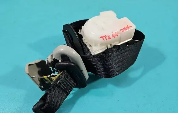 Middle seatbelt (rear)