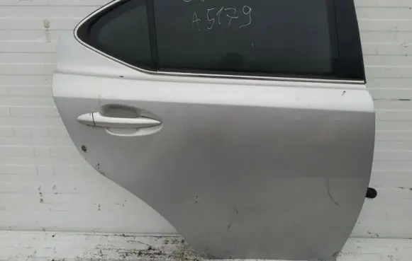 Lexus IS 220D-250-350 Rear door sidabrine