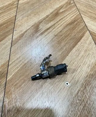 Mercedes-Benz E W212 Fuel pressure sensor A6510703081 9684681 041210
