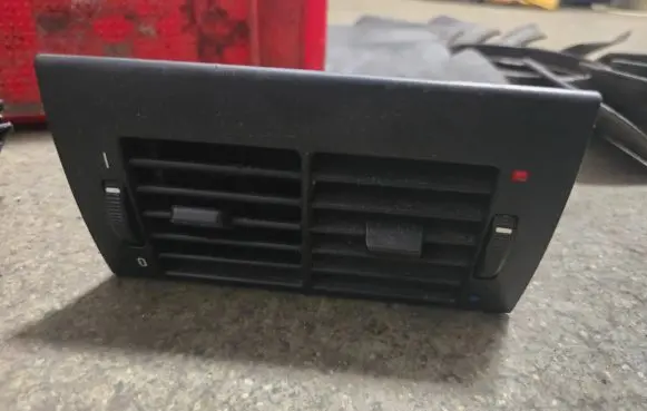 BMW 5 E39 Rear air vent grill 8376150