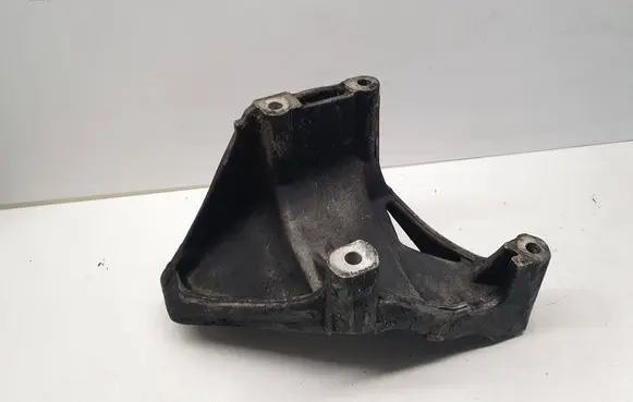 Volkswagen Touareg I Engine mounting bracket 070199307A