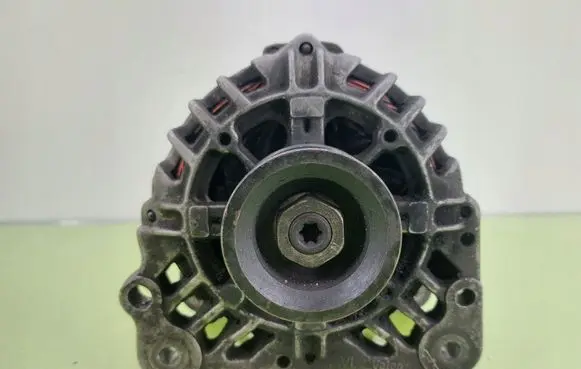 Volkswagen Polo Generator/alternator 03D903025E