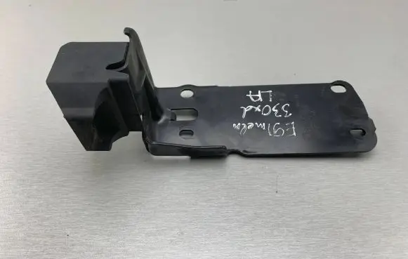 BMW 3 E90 E91 Radiator mount bracket 7117812 51647117812