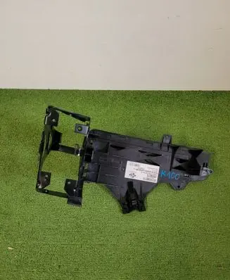 Headlight/headlamp mounting bracket