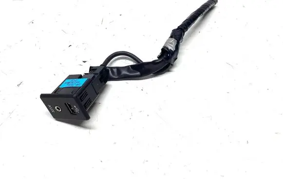 Nissan Qashqai USB socket connector 795405004