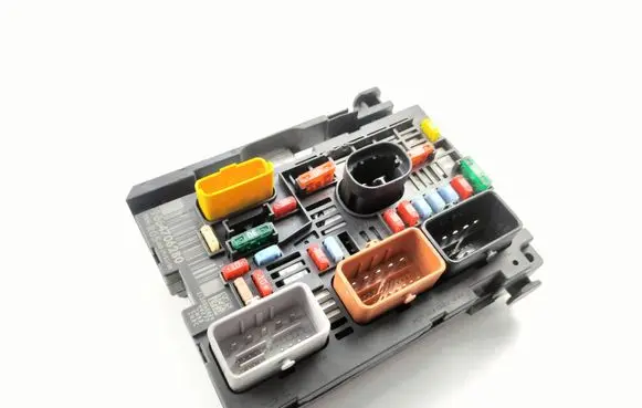 Peugeot 308 Fuse module 9664706280