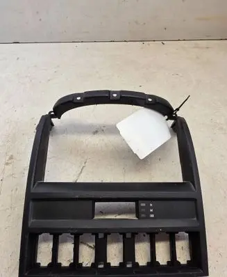 KIA Sorento Radio/GPS head unit trim 847603E100