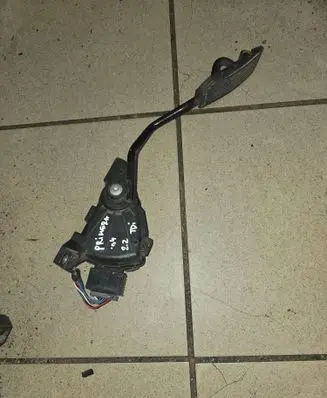 Accelerator throttle pedal
