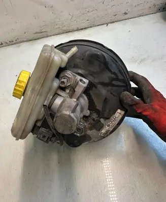 Volkswagen PASSAT B5 Brake booster 3B0614105A