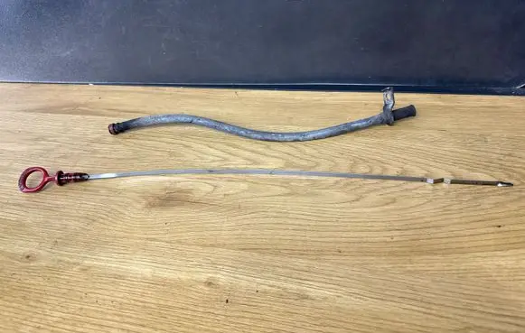 Volvo V70 Oil level dip stick 8642300