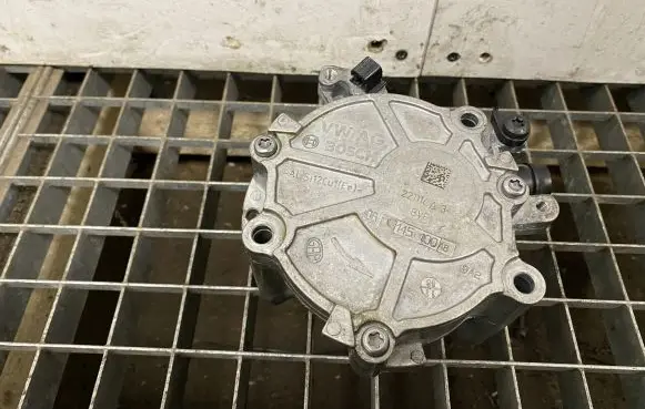 Audi A4 S4 B9 8W Vacuum pump 06K145100AB