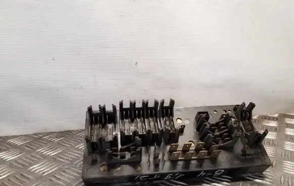 Audi 80 90 S2 B4 Fuse module 443941822A