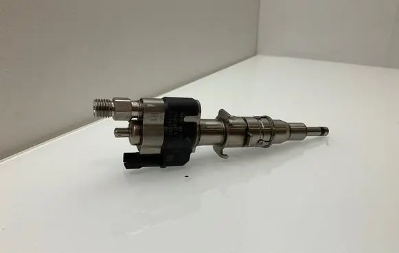 BMW 5 E60 E61 Fuel injector 7585261 758526112
