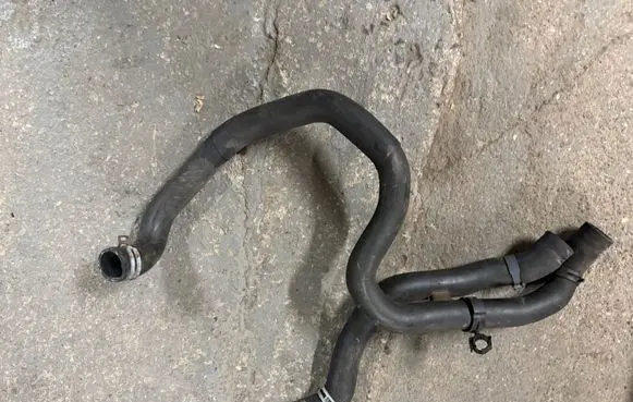Engine coolant pipe/hose