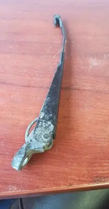 Rear wiper blade arm
