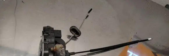 Opel Insignia A Front door lock 13503150