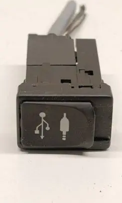 Toyota Auris E180 USB socket connector 861900D030 A83425 CALS00H1AE
