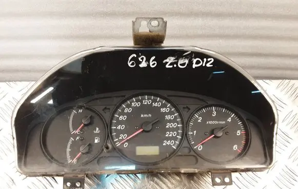 Mazda 626 Speedometer (instrument cluster) KNGG3DA